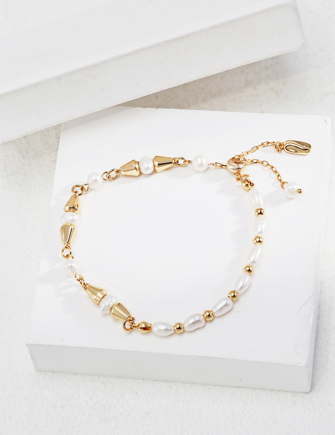 Ocean Pearl Bracelet | Natural Gold Elegance