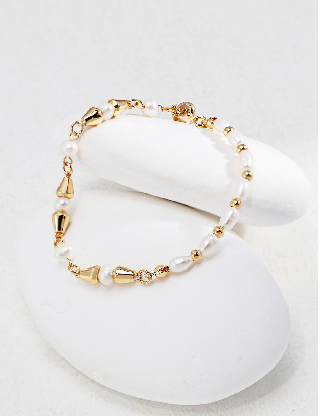 Ocean Pearl Bracelet | Natural Gold Elegance